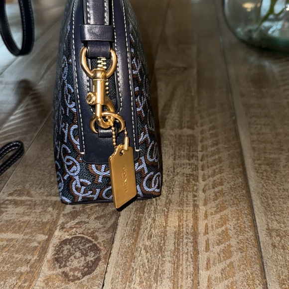 ๐Like New, Coach navy signature dome crossbody/ matching wristlet. - Picture 4 of 9